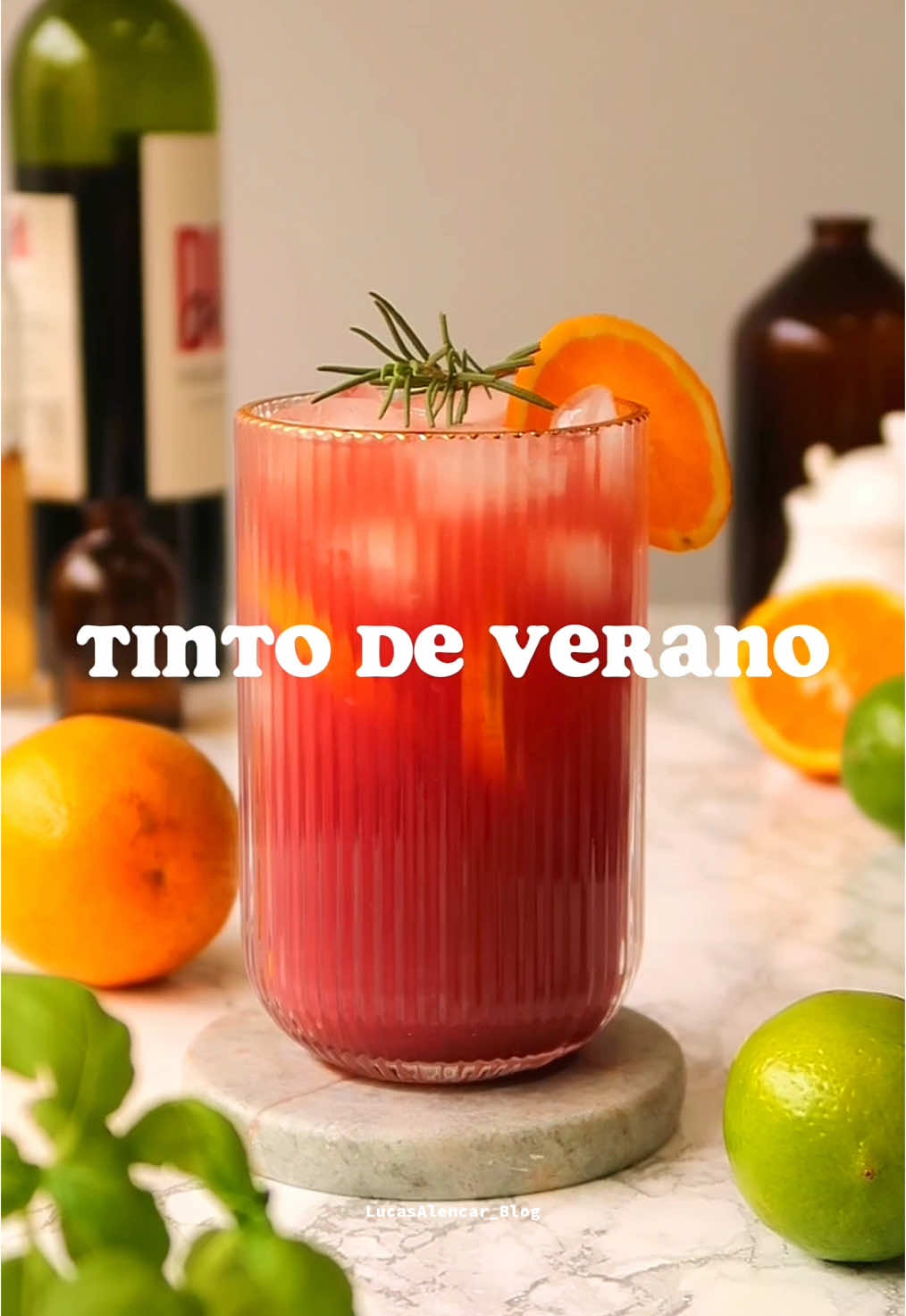 TINTO DE VERANO! Drink com Vinho super refrescante! . 🍇Ingredientes: suco de uma laranja  suco de meio limão 150ml de vinho tinto da sua preferência bastante gelo refrigerante de limão para completar . modo de preparo no vídeo! . #drink #drinksfaceis #receitas #tintodeverano #vinho #natal #fy 