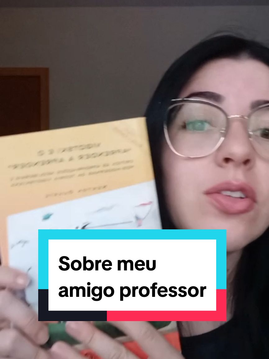 O salário é ruim, a estrutura da escola muitas vezes também, as formações ofertadas também não são boas, mas eu busco minha formação de qualidade por mim mesma e ainda assim enfrento os mesmos problemas. Ser uma professora boa e legal não me faz resolver todos esses problemas porque é algo muito maior que falta de interesse x aula chata. Isso não me faz uma má professora. Nossa clase enfrenta tantos problemas porque existem essas divisões, cada um do seu lugar enfrentando os mesmos problemas sozinho. Precisamos nos unir. Professor é tão vítima do sistema quanto os alunos, mas acharam um ótimo jeito de acabar com a educação: colocar aluno contra o professor, aí o professor não desiste dos alunos, insiste, briga pra eles aprenderem e acontece isso aí que estamos vendo...#polemicapedagogica #olhaprofessor #problemasdaeducaçao #pedagogia 