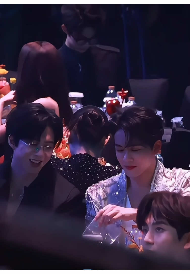LAPER YA BANG!? makan aja bang gausah nunggu sebelahnya ikutan makan. itu depan lu si (lulu) aja udah asik nyemilin snacknya dari tadi 😭 #zengshunxi #josephzeng #liuyuning #iqiyiscreamnight2024 #cdrama #ultimatenote #fyp 