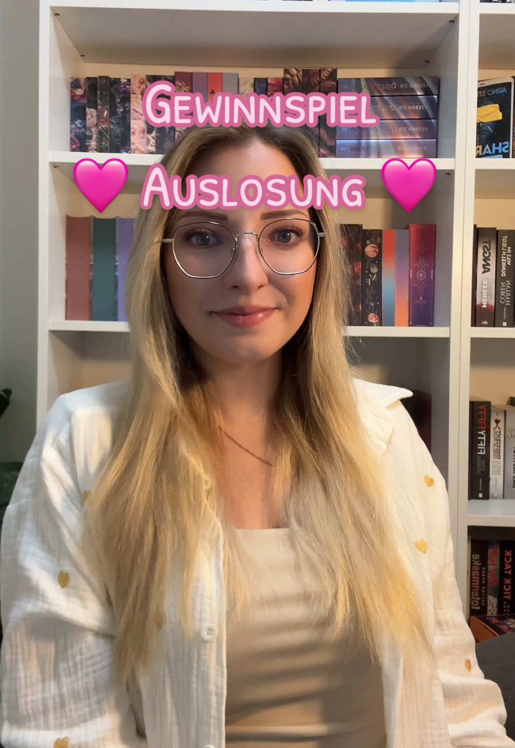 Herzlichen Glückwunsch liebe @Jess.Bookshelf_  🩷 & danke an jeden einzelnen der mitgemacht hat!💞  #BookTok #booktoker #booktokers #booklover #lovebooks #buchliebe #lovebooks #booklovers #booksbooksbooks #booksoftiktok #challange #challangetiktok #tbr #tbrlist #sub #fyp #bookshelf #bookstan #bookies #bookie #bookgirlies #bookgirl #bookish #thriller #thrillerbooks #darkromance #darkromancebooks #booktokgermany #booktokdeutschland #buchtok #ouchtokgermany #bookobsessed #bookobsession #obsessed #gewinnspiel 