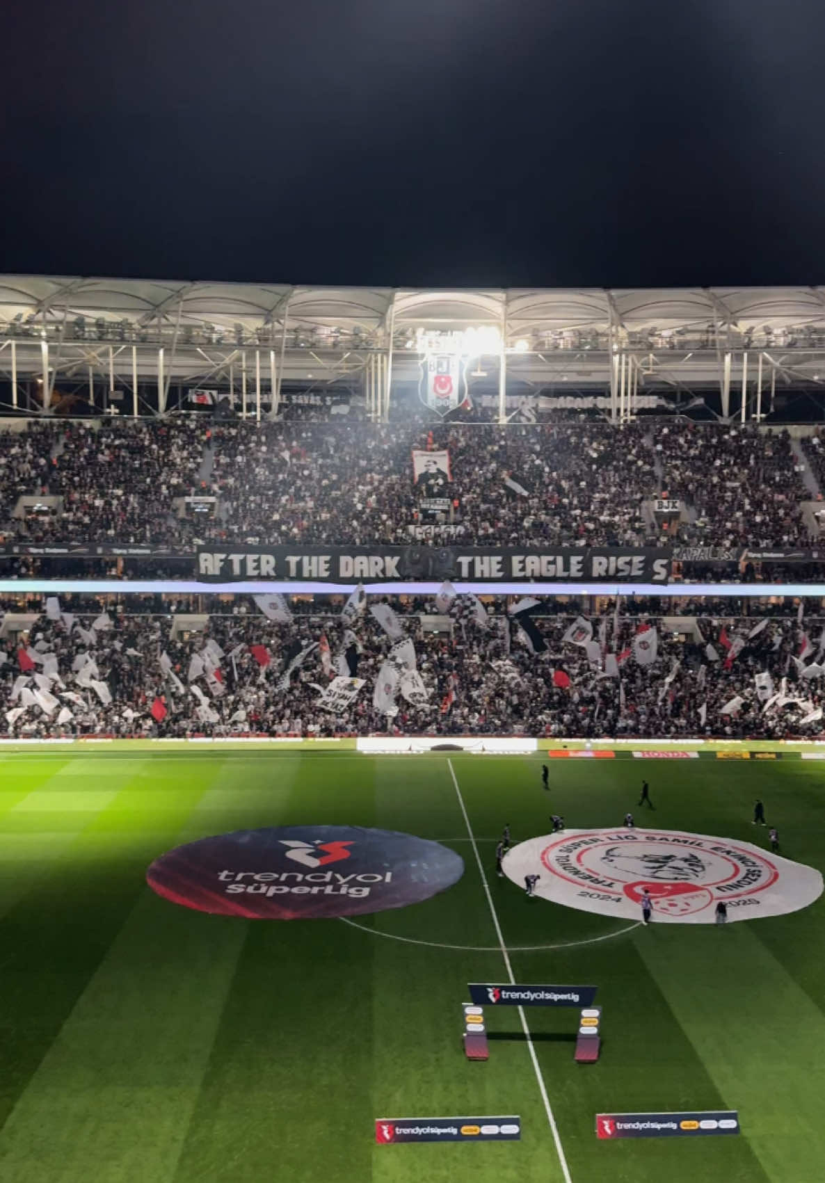 Beşiktaş tribünü: Gurulan burası Beşiktaş. #futbolunkalbi #sporgünlükleri #sporhaberleri 