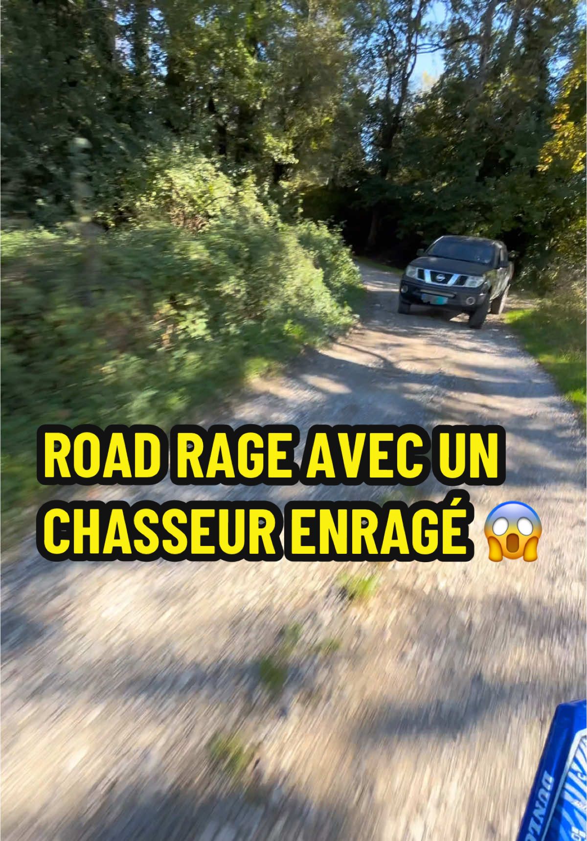 Road rage avec un chasseur fou 😱 Je me fais coincé en fin de vidéo ?!😳 #motocross #roadrage #yz125 #fakesituation 