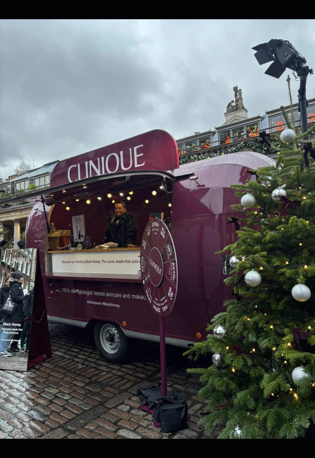 Cute pop up for @Clinique UK @Clinique Black Honey! The most gorg colour this winter, (and the Hot Honey mulled wine? BERRY good) 🍇 #makeup #skincare #lipgloss #lipoil #clinque #cliniqueblackhoney #cliniquepartner #skincaretips #makeuphacks #coventgarden 