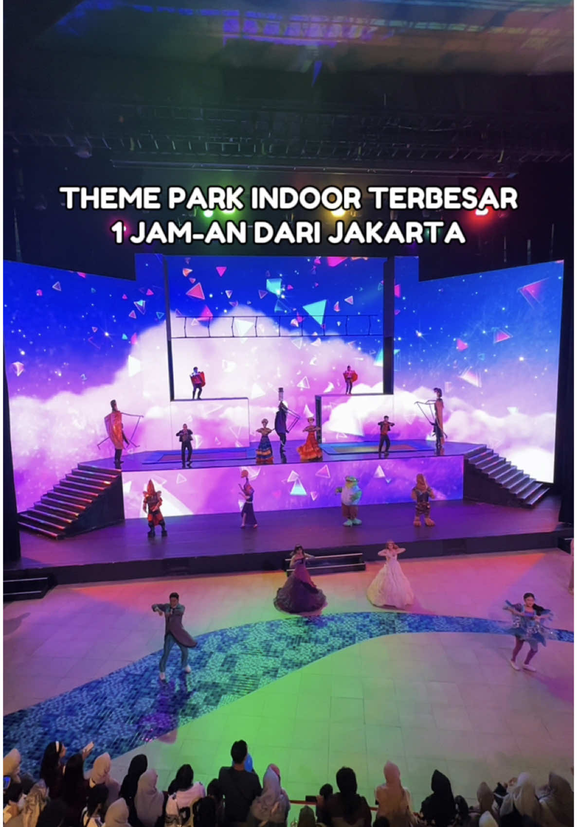 INDOOR THEME PARK BUAT LIBURAN SEKOLAH DI CIBUBUR✨ Buat kamu yang binggung mau liburan kemana bisa ke Theme Park Indoor yang masih deket dari Jakarta di @transstudio.cibubur, atraksi dan pertunjukannya banyak dan juga bisa nonton live action dan parade tarian yang menghibur cocok buat semua usia juga…❤️ Permainannya sebenernya masih banyak banget ya gak cuman yang di video, supaya keburu main semua datang dari awal pas jam buka ya…🥹 Harga tiket lagi banyak promo juga kemarin weekdays 100k, weekendnya 150k. Update harga terbaru cek @transstudio.cibubur 🎡🎠 TAG & SHARE kira kira mau liburan kesini sama siapa aja ya🫠😀 Lokasi 📍TRANS STUDIO THEME PARK CIBUBUR @Trans Studio Cibubur  Jl Alternatif Cibubur No.230, Kota Depok-Jawa Barat . . . . #TransStudioCibubur #TransStudioThemeParkCibubur #TransStudio #TransStudioThemePark #TransStudioJakarta #ThemePark #Cibubur #ExploreCibubur #InfoCibubur #CibuburInfo #CibuburHits #CibuburHits #CibuburCity #Cibuburku #CibuburSCBD #WisataViral #JawaBarat #LiburanSekolah #Playground #PlaygroundAnak #Placetogo #WisataHemat #Placetogo #PlacetogoJKT #jalanbarengdkh #PromoTransStudio #TempatHangout #foryou #foryourpage #fyp