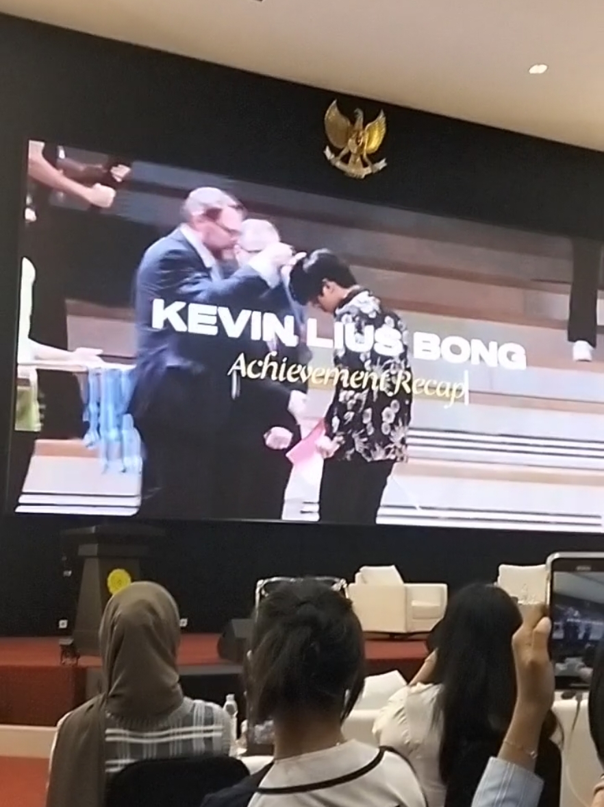 Masih ga nyangka video project prestasi #imkevin ini bisa tampil di event UMJ dan ditonton oleh banyak #kevmistry lainnya 😭 Seneng dan terharu banget 🥹Thanks for your support guys 🫶 Btw di video ga ada cr karna permintaan panitianya yaa @kevin_lius_bong #kevinliusbong