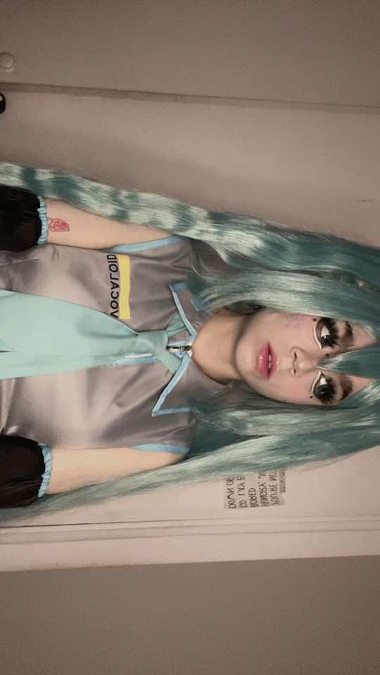 ［ 🩵🪽；he ／ him ］i ' m  a  vampire .ᐟ  #miku #hatsunemiku #hatsunemikucosplay  #mikuhatsunecosplay #mikuhatsune #mikucosplayer #cosplay #cosplayer #chile #cosplayer