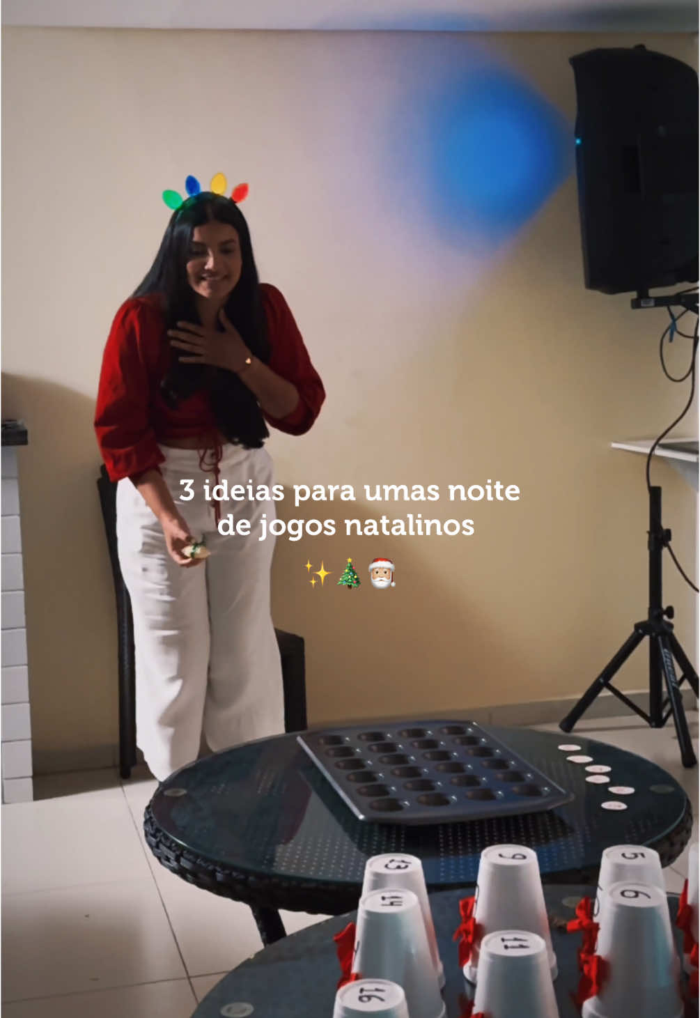 3 ideias de jogos para uma noite natalina ✨🎄 1. Acerte o alvo, você vai colocar numeros dentro se uma forma de bolinhos e em outra mesa copos ou sacolas com mesmos números e brindes dentro. A ideia é acertar a bolinha na forma e abrir o brinde com numero equivalente.  2. Presente quente, com um brinde você vai rodando em um grande circulo junto com uma música, quando alguém parar a música, quem tiver com ele na mão na hora que a musica parar, vai saindo, até ficar o último, que ganha o presente e o jogo. 3. Até a água esborrar. Vai colocando agua em um recipiente e não pode deixar esborrar, quem deixar, paga uma prenda.  Curtiu? #natal #jogosdenatal #holidaygames #brincadeirasdotiktok #ideiasnatalinas 