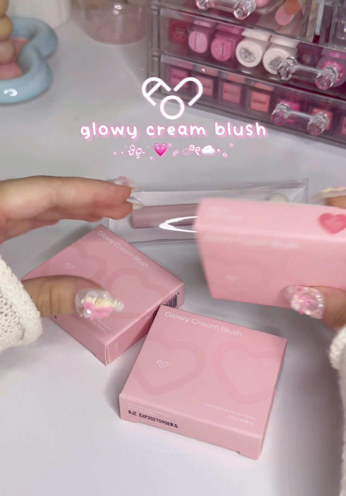 AOU glowy cream blush 💗✨ this is the viral cosmetic brand owned by a kpop idol mua! they are known for their glowy lip balms but they recently came out w these glowy blushes 😚 #aou #aoucosmetic #kpopidolmakeup #kpopidolmua #koreanmakeup #pink #kbeauty #aouglowycreamblush @HEMEKO 