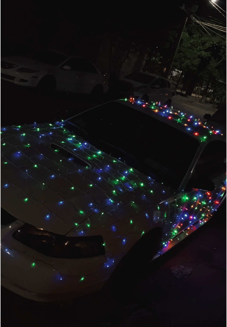 Entre mas oscurece mejor se pone 😎 ¡Feliz navidad! 🎄🎅🪅 #navidad #autos #mustang #christmas #lights 