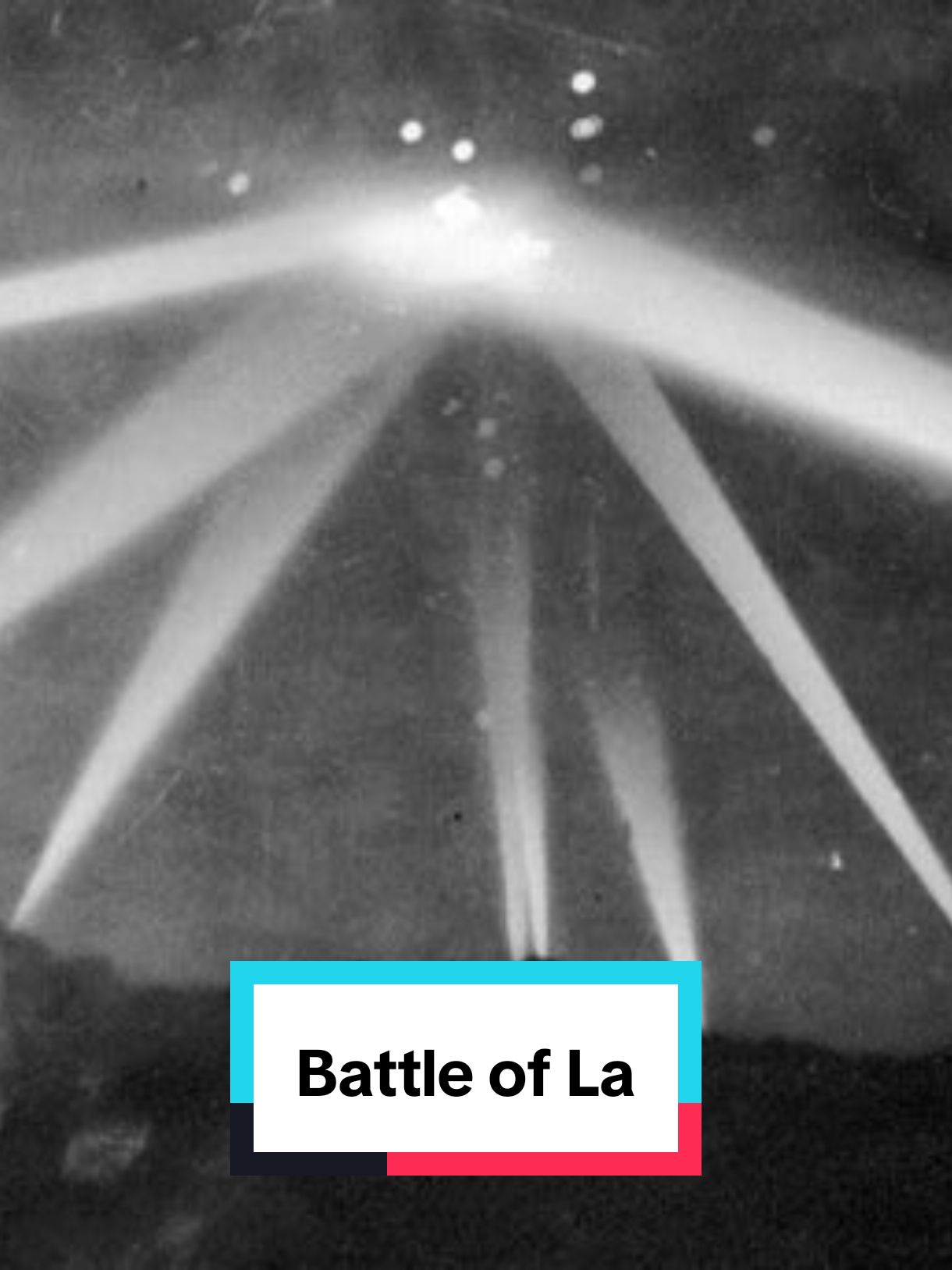 In the early hours of February 25, 1942, Los Angeles erupted with chaos as over 1,400 anti-aircraft rounds were fired into the night sky. While initial fears pointed to a Japanese attack, the truth may be far more extraordinary. According to some researchers and eyewitness accounts, the city wasn’t under enemy assault—it was visited by an alien spacecraft. Reports describe an unidentified object hovering silently, impervious to the relentless barrage of artillery. #ufo #battle #battleofla #ufosky 