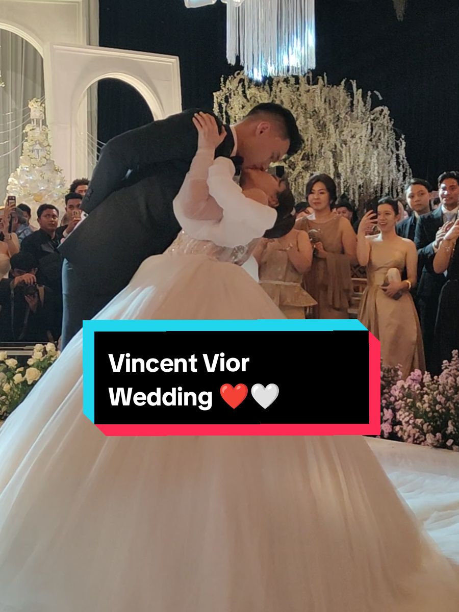 Happy Wedding @vincent_vrk @violetorca ❤️🤍 . . #VIOReverwithVINCENT #VincentVior #NitaVior #VincentRivaldiKosasih #WeddingDance #WeddingViorVincent #VincentViorWedding #FYP #FYPTikTok #VF #VincensiusFendrianto 