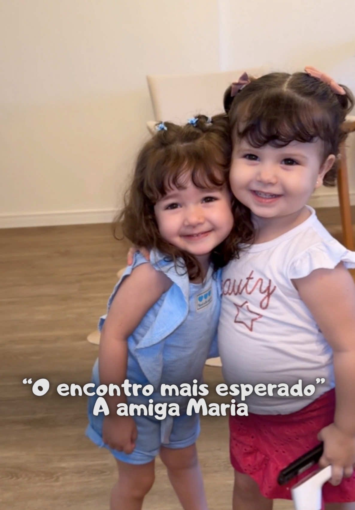 A Mariaaaa chegou! 😱😍 Ai gente, o ciúme da Bella!  A Isis viu a Bella espalhando  repelente pela casa, mas mesmo assim, ela colocou a culpa na Maria! 😂😂 #bebes #bebesfofos #maternidadconhumor #humor #paidemenina #maternidadereal #irmaos #humor #engracado #fofos #fofo  #bebesfofinhos 