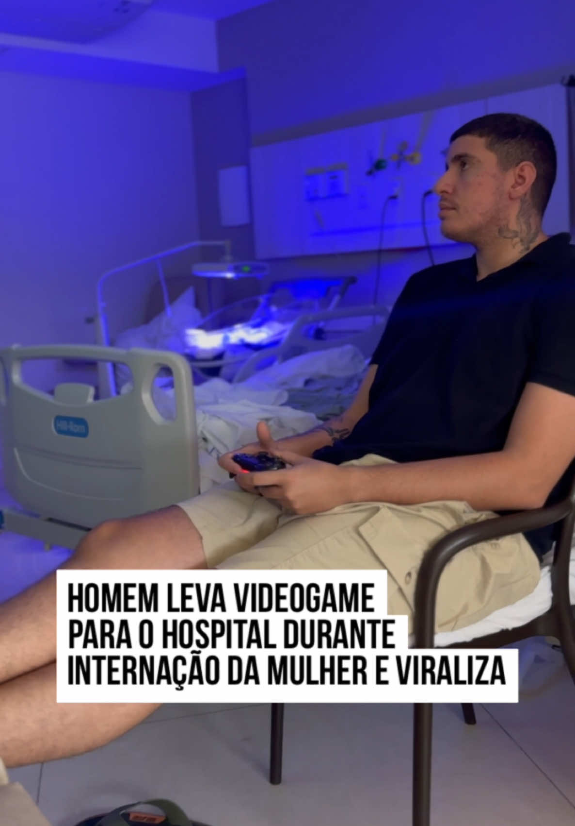 Para acompanhar a esposa na maternidade, um homem decidiu levar um #videogame para o quarto no qual ela estava internada após dar à luz. Um vídeo compartilhado pelo rapaz nas redes sociais mostra um recorte de como foram os 13 dias de internação da mulher. No aguardo pela recuperação da amada, ele aproveitou para espairecer. A escolha inusitada do #entretenimento do homem rendeu diversas reações nas redes sociais. #TikTokNotícias 🎥 @acriananomundo | @myhoodbr 