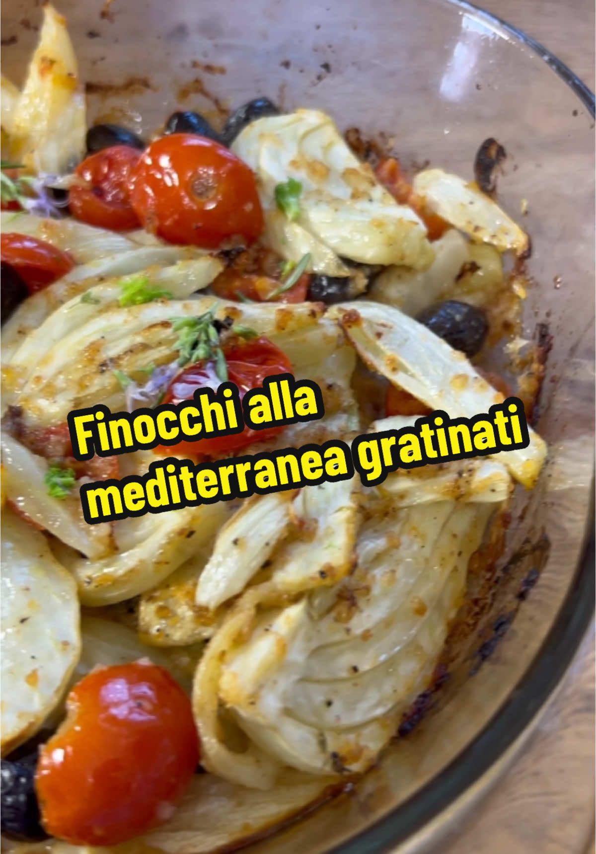 Ingredienti per fare i Finocchi al forno alla mediterranea 2 finocchi (grandi) 60 g olive nere (o olive taggiasche) 150 g pomodorini 50 g parmigiano grattugiato 30 g pangrattato q.b. sale q.b. pepe q.b. olio extravergine d’oliva q.b. origano q.b. rosmarino #ilcaldosaporedelsud 