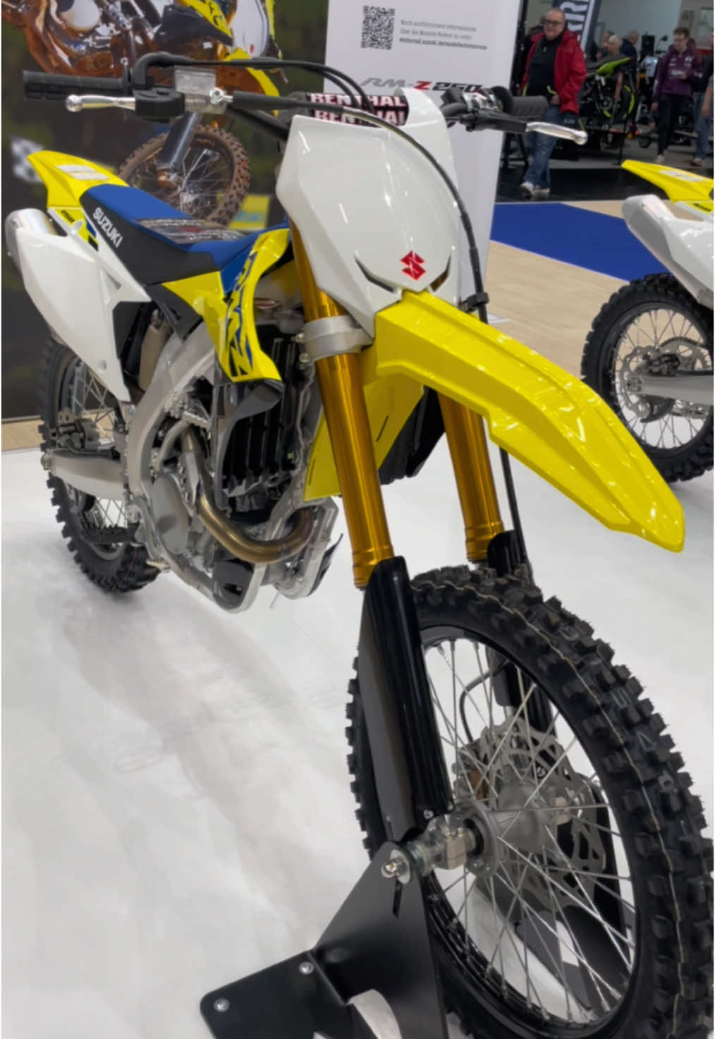 2025 Suzuki RMZ 250 at INTERMOT motorcycle show 2024 🟡🔵 #rmz250 #suzukirmz250 #rmz #kickstarter #4stroke #4t #4takt #mxbikes #250cc 