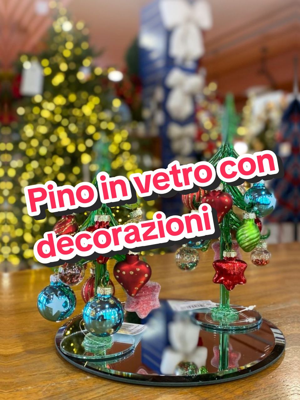 Pino in vetro con decorazioni 🎄#tuttochic #decorazioninatalizie #decorazionidinatale #decorazioni #regalidinatale 