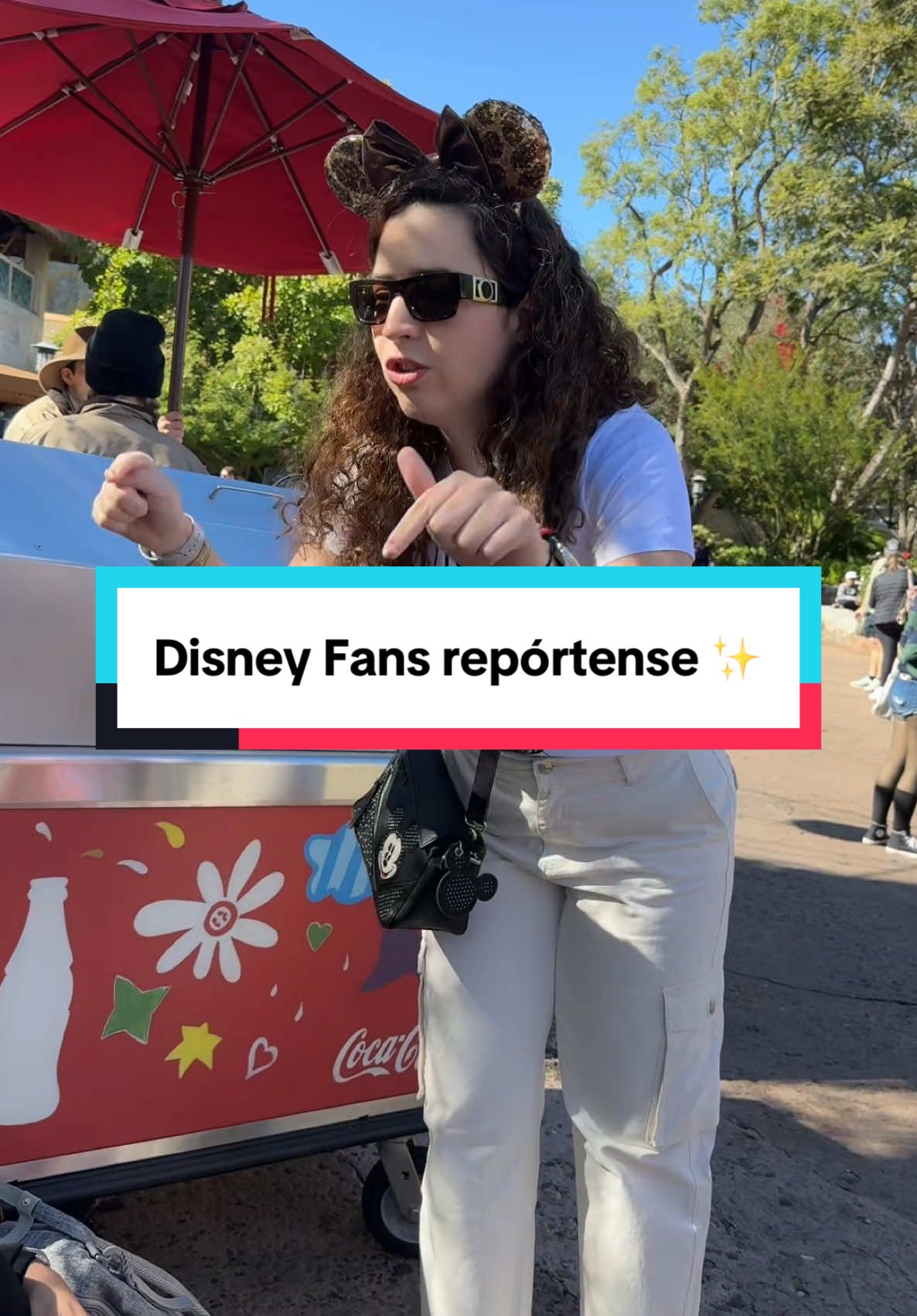 ¿Cansado de Disney? Solo si las orejas de Mickey pesan demasiado 🐭🎀. Aquí se vive de magia, churros, muchos pasos diarios y no nos vamos hasta que el parque cierre 🏰✨  ¿Alguien más así de fan intenso?🌟😂  IG: @tamiov Sígueme para mas contenido Disney ✨🏰 #fyp #disney #parati #viajacontamara #wdw #humor 