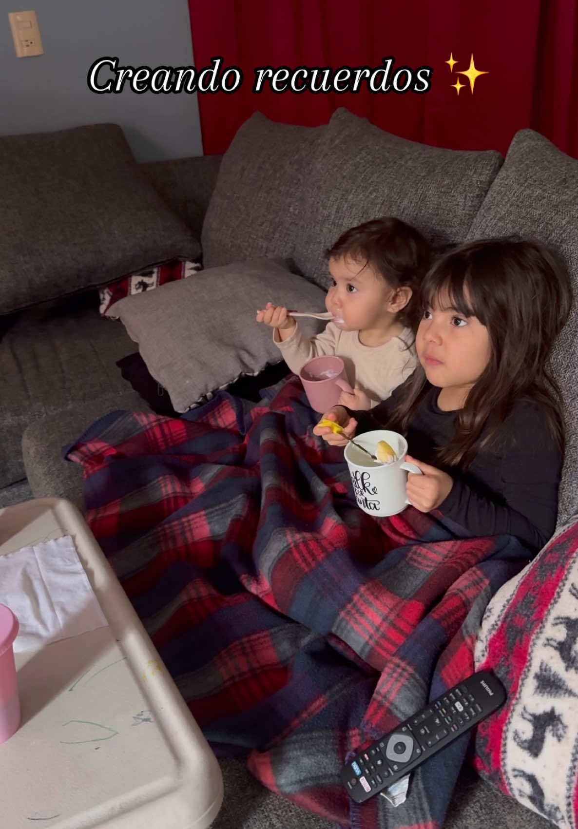 Me imagino que mis hijas en un futuro tendrán esto de recuerdo: “Un sábado por la mañana haciendo frío, mi hermana y yo viendo bely y beto, comiendo fruta con yogurt que nos preparó mi mamá”. Así como yo tengo mi recuerdo de despertar por las mañanas el fin de semana, acostada en el cuarto con mi hermana, viendo “En familia con Chabelo” 🤭 mientras mi mamá preparaba el almuerzo. #fyp #mamadedos #AP #MJ #recuerdos #hermanas