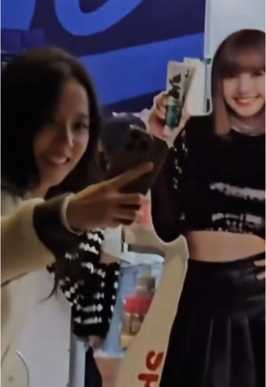 JISOO  fez isso mesmo com o totem da LISA kkkkkkkkkkkkkkk #lisa #jisoo #blackpink #kpop