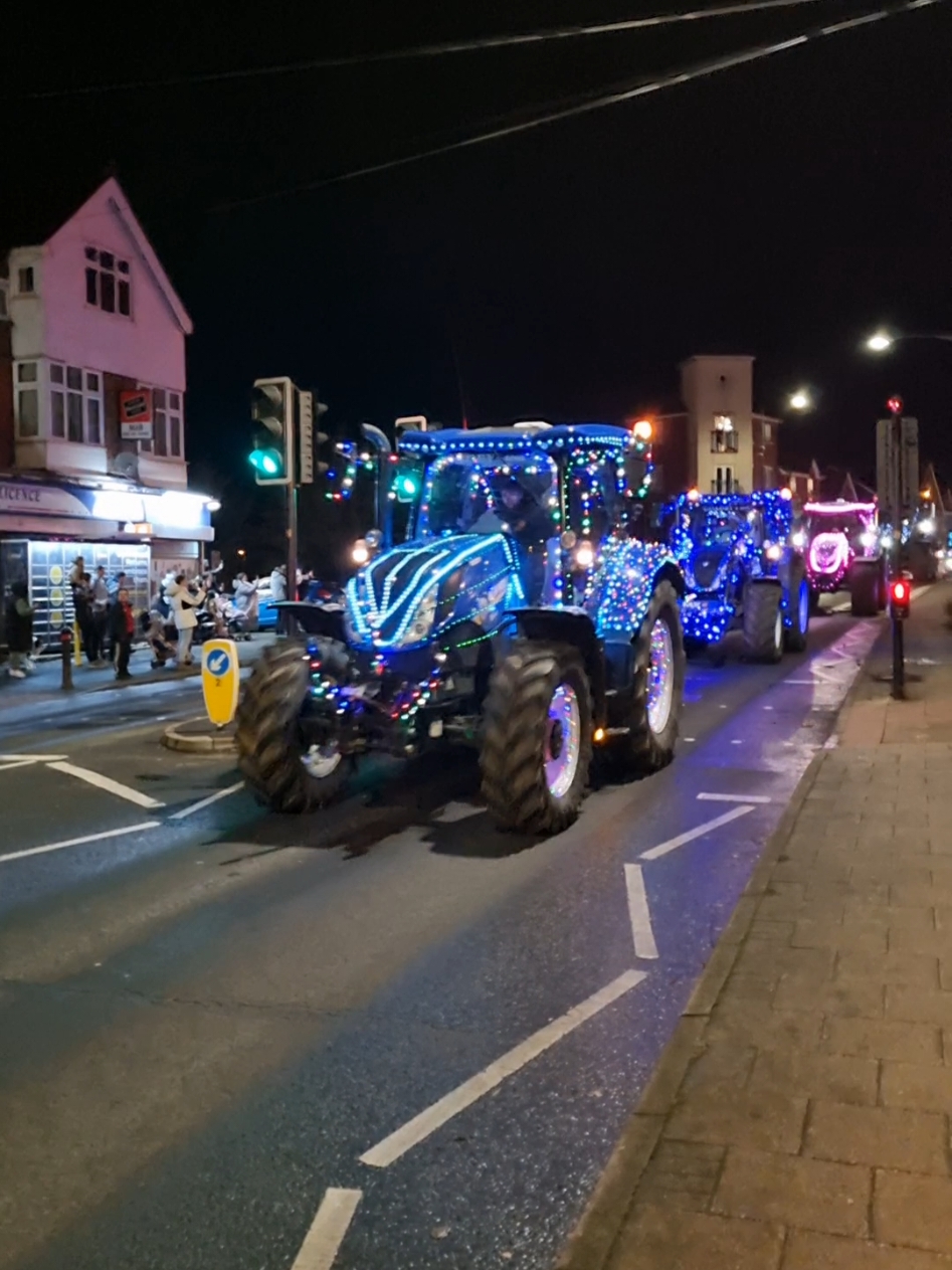 Tonight we went to watch and support the fantastic farmers. Organised by The Sheepy And District Ploughing Association. 🎅🎄👍 #christmas #tractorrun #tractor #tractors #christmastiktok #christmaslights #FamilyFun #charity #farmers #supportfarmers 