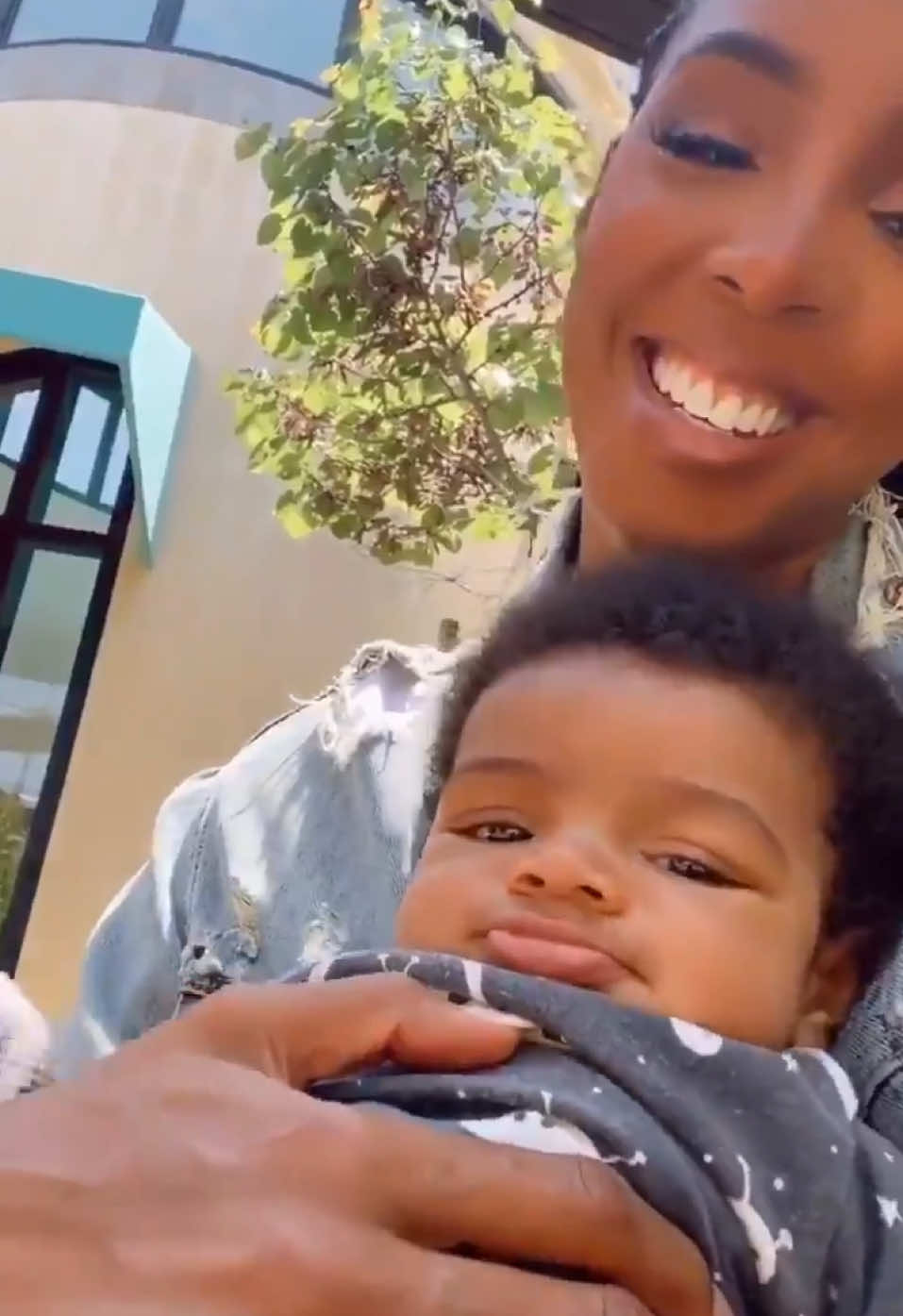 When Kelly was singing to her Baby boy Noah 🥹🧸 #kellyrowland #boymom #summerbreeze #NoahJonWeatherspoon @Kelly Rowland 