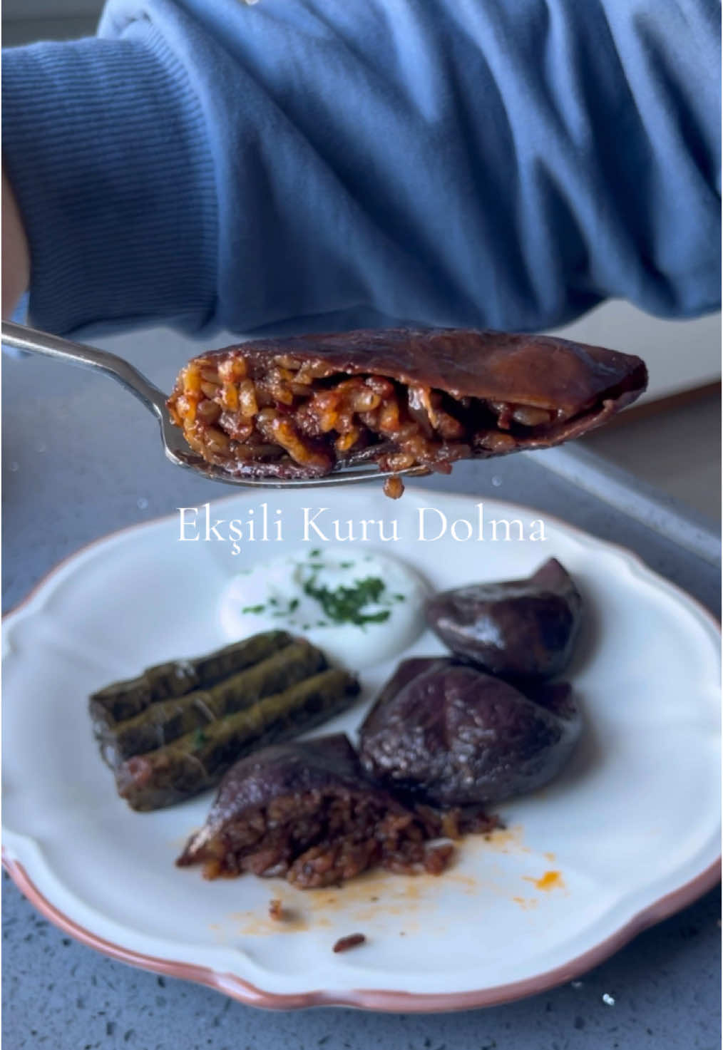 Zeytinyağlı ve Ekşili  Kuru Dolma 🤤🧑🏻‍🍳 Malzemeler: •20-23 Adet Kuru Patlıcan İlk olarak kaynayan suya patlıcanları ekleyip 10 dk kadar yumuşatıyoruz ve süzüp soğumaya bırakıyoruz.  İç Harcı için: •1 Soğan •1,5 Su b. Pirinç •4 y.k. Domates sosu (ya da 1 domates rendesi) •1 Y.K. Sumak •1 Y.K. Nane •1 T. K. Pul biber  •2 Y.K. Salça •1 T.K. Tuz •Yarım çay b. Zeytinyağı  •2 Y.K. Nar ekşisi •2 Y.K. Limon suyu ekleyip karıştırıyoruz. Dolmalarımızı yarısından az fazla olacak şekilde doldurup ağzını kapatıp tencereye diziyoruz. Üzeri için; •1,5 Su b. Sıcak su •Nar ekşisi •Limon •Sumak ( ya da sunak ekşisi)  •Zeytinyağı •Tuz  Suyumuzu karıştırıp dolmalarımızın üzerine döküyoruz. Su seviyesi dolmaların geldiği yerin yarısından az fazla olacak şekilde olsun üzerini geçmesin. Üstüne tabak kapatıp kısık ateşte 40-45 dk pişiriyoruz.Deneyenlere afiyet şifa olsun 😋 #saturday #kurudolma  #kesfet #yemektarifleri #lezzet