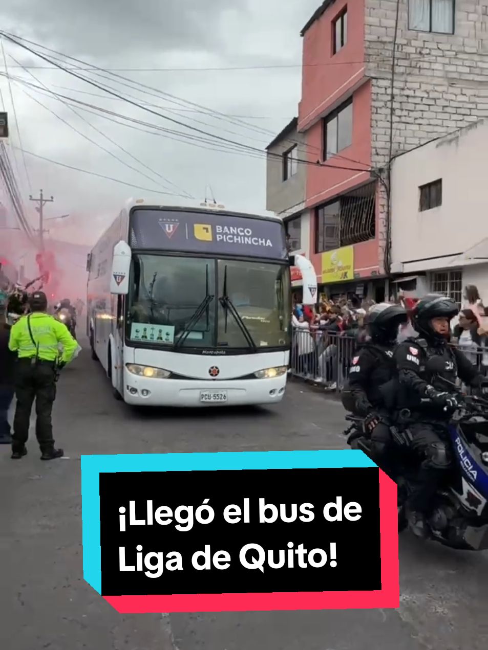 Así fue la llegada del bus de Liga de Quito para la final de ida de la LigaPro. #lduquito #ldu #ligadequito #liga #futbol #idv #quito #deportes #fyp #viral 