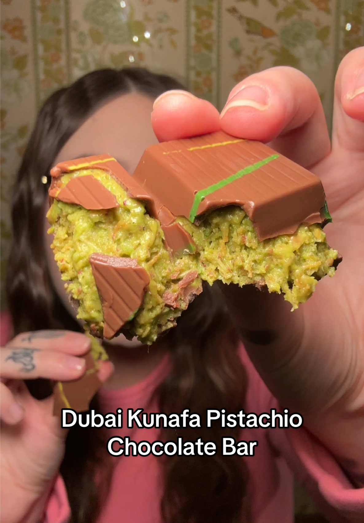 Make sure you guys keep it chilled!! #dubaichocolate #dubaichocolatebar #chocolate #kunafa #kunafachocolate #pistachio #pistachiochocolate #sweettreats #snacks #snackreview #reviews #tiktokmademebuyit #tiktokshopfinds 