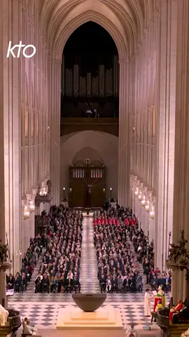 🔴 « Éveille-toi, orgue, instrument sacré : entonne la louange de Dieu ! » Mgr Ulrich réveille le grand orgue de #NotreDame, par un dialogue avec l’instrument. 👉 Cérémonie de réouverture en direct sur KTO (Images France TV)