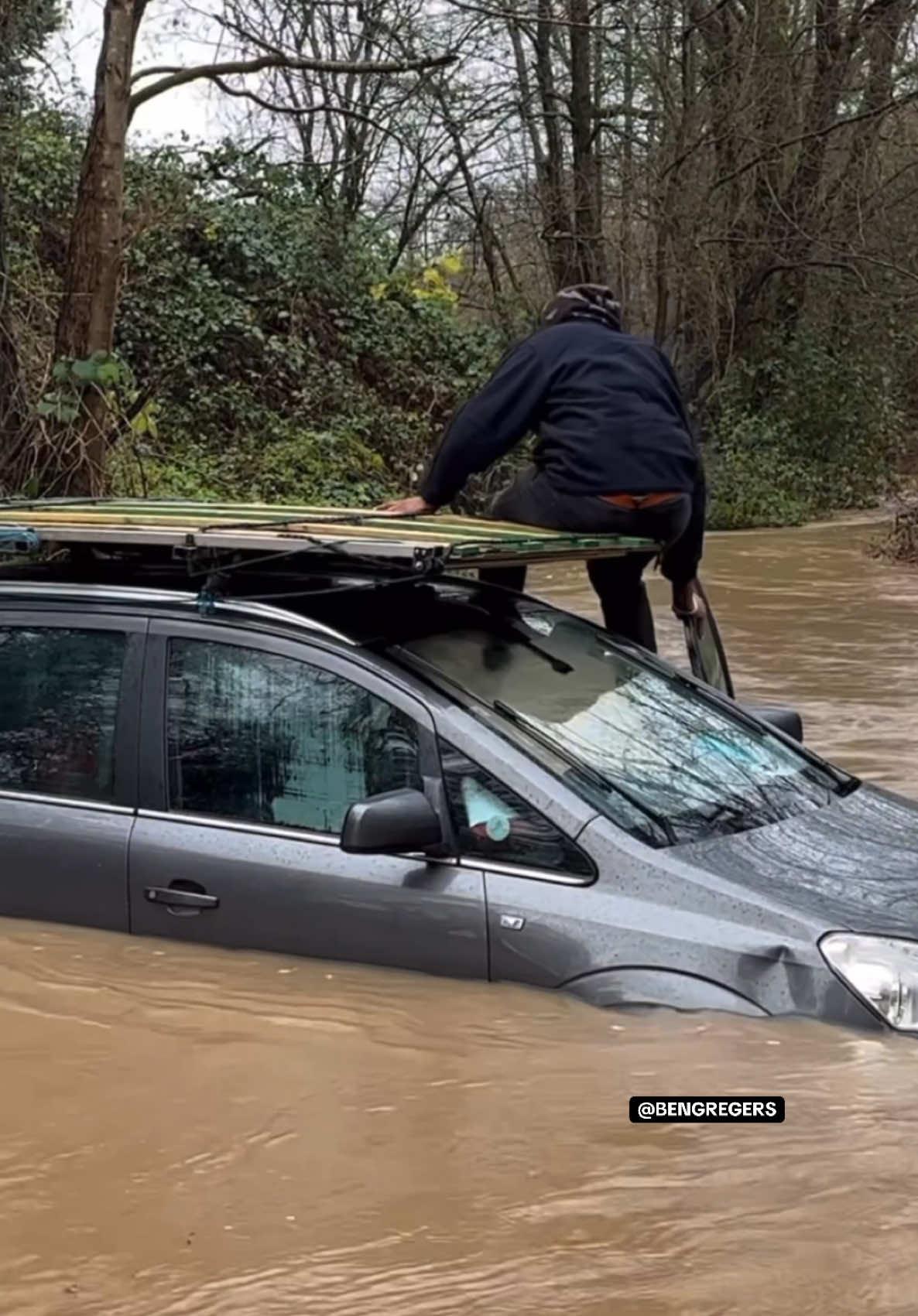 Why Would You Drive Into That..?! 😳🤦🏻‍♂️ #StormDarragh #FloodingUK #StormsUK #Floating #Birmingham #UK #wow #vehiclesvsdeepwater #Foryou #TrendingUK #Crazy #vauxhallzafira #cars #Floods #Flooded #Storm (Youtube: BENGREGERS ☑️🎥)