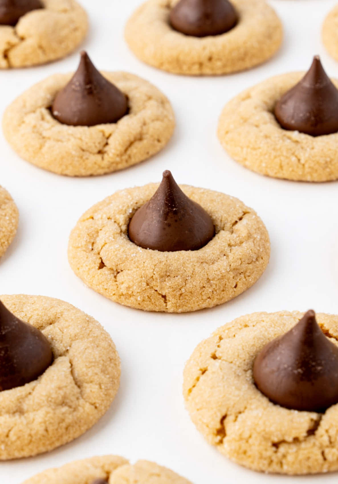 Tis the season for peanut butter blossoms! Recipe on cakemehometonight.com! #peanutbutterblossoms #hershey #hersheyskisses #christmascookies #cookies #cookie 