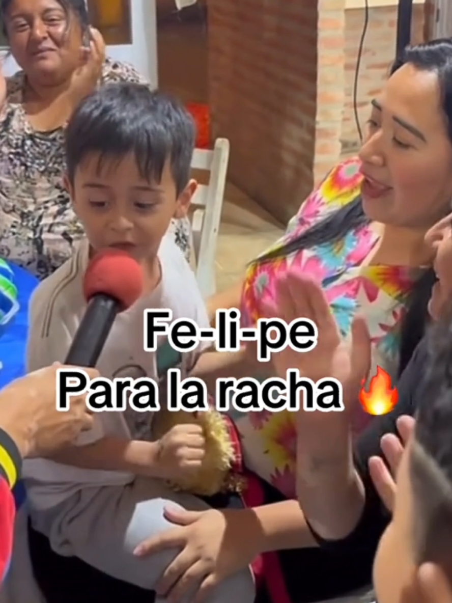 Felipe niño que baila ¡Drama en la Fiesta Infantil! Felipe, el niño viral, causa controversia en una fiesta. ¿Debería el payaso haberlo ignorado? ¡Dinos tu opinión! #Viral #Fiestalnfantil #Drama #TikTok #Opiniones