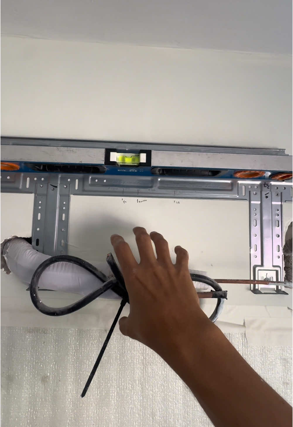 Qual a sua opinião, instalador? Já fez dessa forma? 👆🏽#arcondicionado #ar #fy #viral #infraestrutura #hvac #trabalho #instalacao 