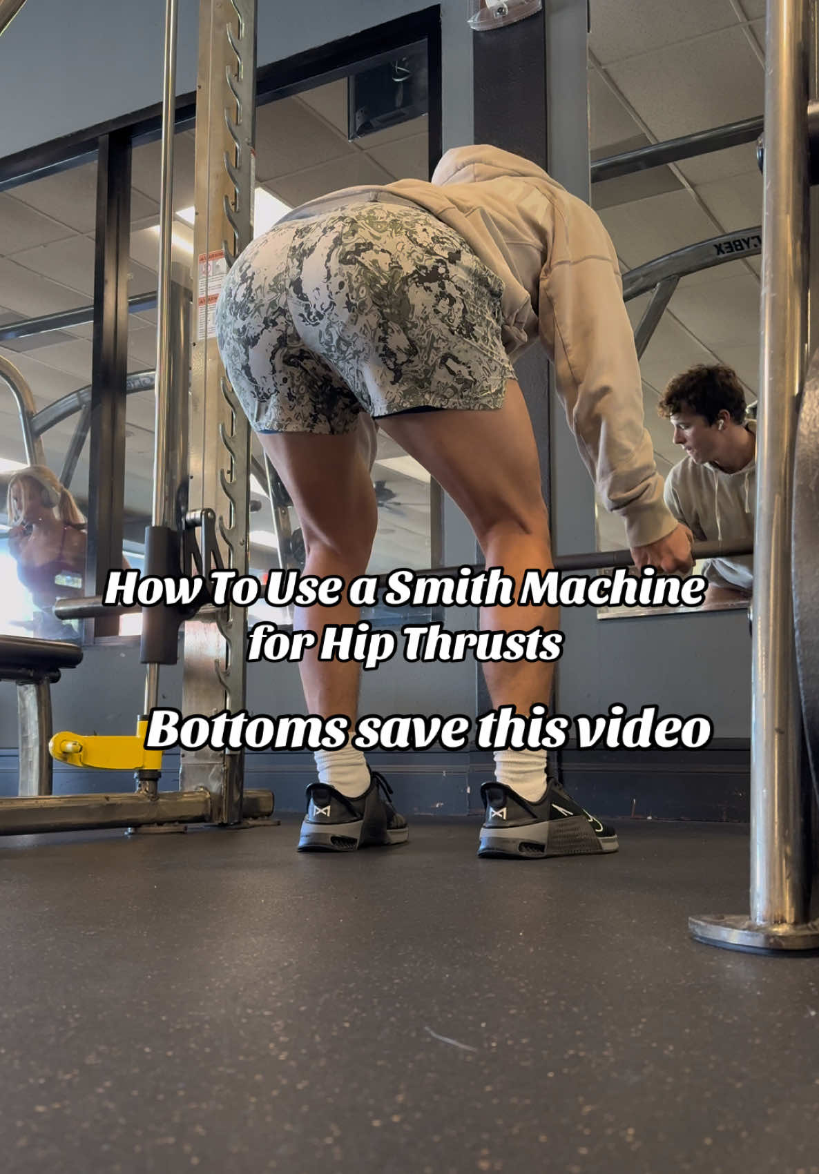 Smith machine hip thrusts is a great exercise & alternative to a barbell or machine hip thrusts. And you can overload the weight much easier.  All you need is a bench and a barbell pad 🔥  #smithmachine #hipthrusts #gay #lgbt 