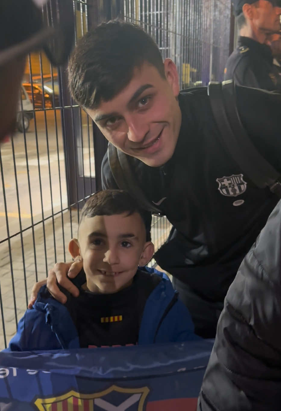 REENCUENTRO de mi hijo Ruben con PEDRI, ha sido verle y te has ido para el de momento, GRACIAS una vez mas por todo lo que haces y lo feliz que lo haces #futbol #deporte #pedrigonzalez #pedri #fcbarcelona #elniñoruben @Pedri González