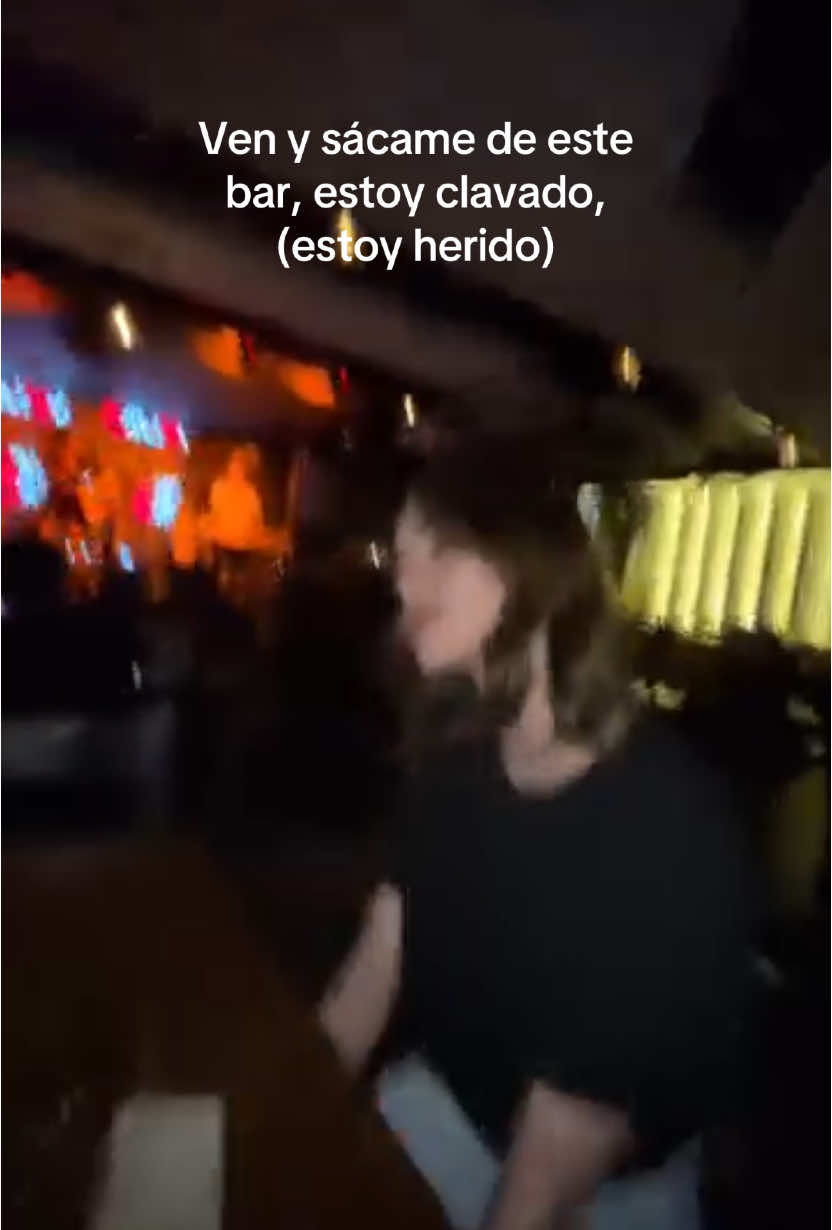 ESTOY AHOGADO EN UN BAR, DESESPERADO EN EL OLVIDO AMOOOR