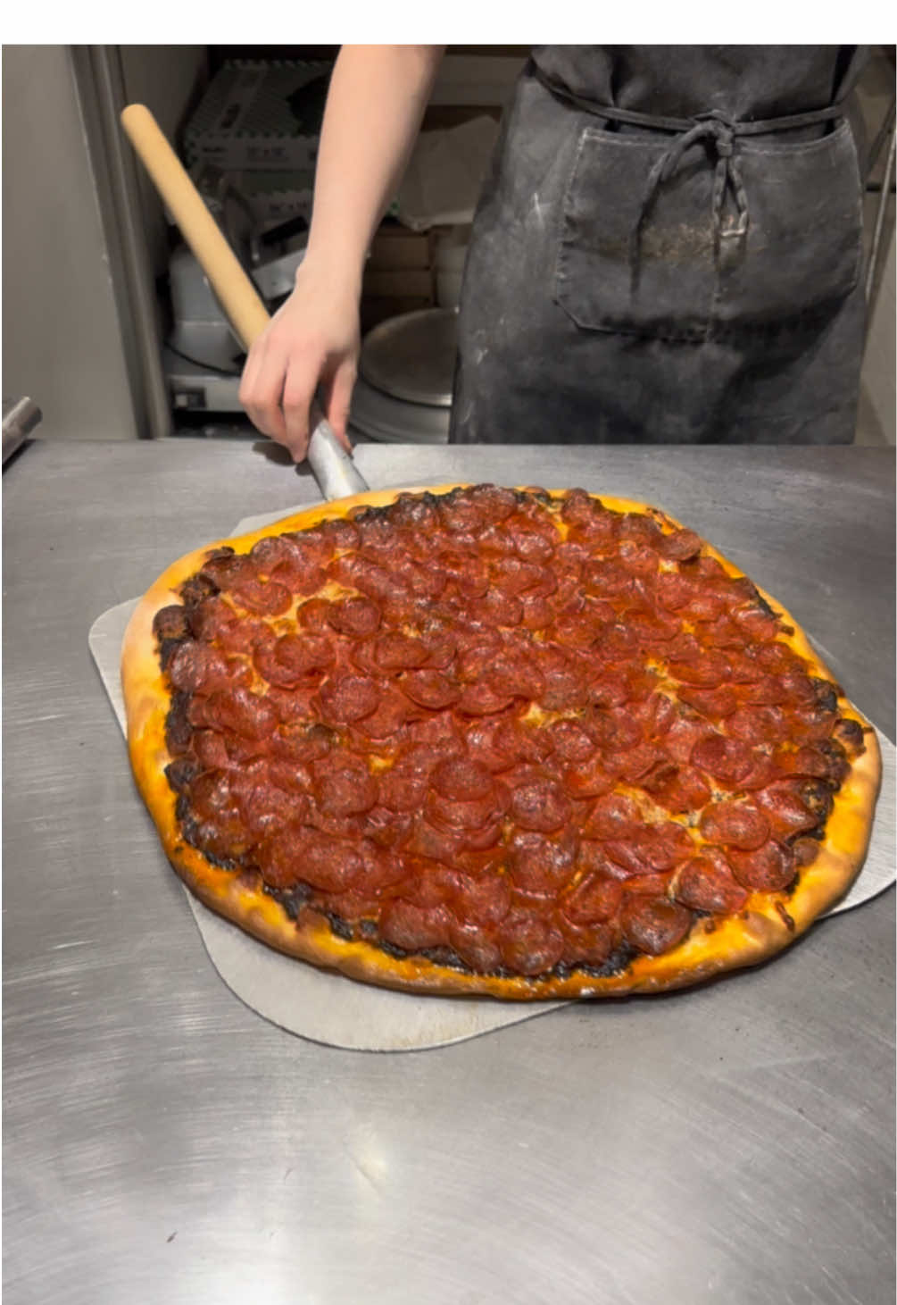 Black garlic pepperoni!😋😍 #pizzatoronto #bestfoodtoronto  #todotoronto #foodporn #asmr #pizzalovers #pizza #foodtoronto #pizzagourmet #120pepperoni #crunchy #torontofoodie #calzone #pizzagram #Foodie #instafood #pizzatime #asmrcrunch 