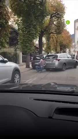Intentó guardar un lugar para estacionar y casi lo atropellan: el video que es furor en redes  Un hombre se sentó en plena calle para reservar un espacio de estacionamiento para su amigo, generando una tensa discusión que casi termina en tragedia. El hecho quedó registrado en un video que rápidamente se volvió viral en X, acumulando miles de reacciones.  #Viral #Estacionamiento #Noticias #datasa 