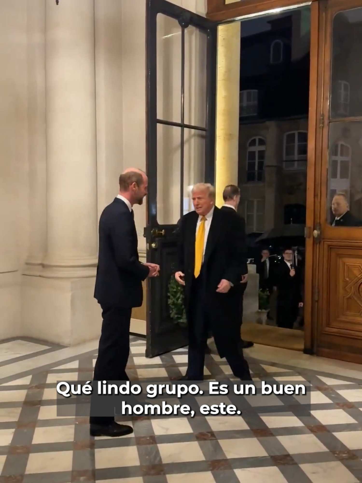 El príncipe William recibe a Donald Trump en la residencia del embajador británico en Francia. #Latinus #InformaciónParaTi