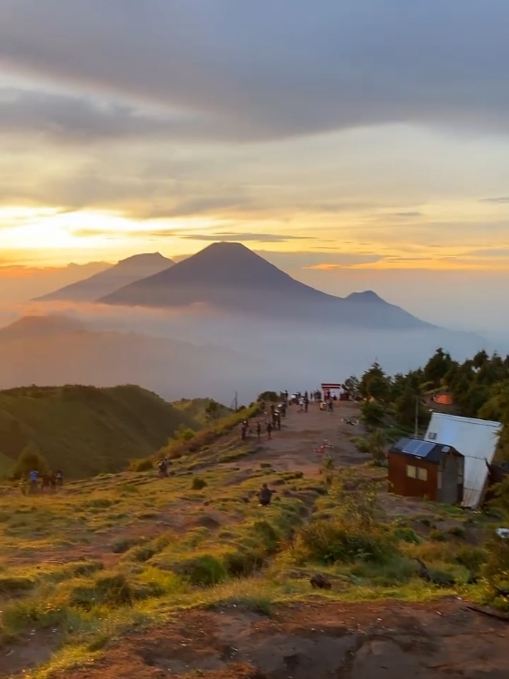 sunrise Prau memang secandu itu #prau #praumountain #sunrise #blue #mentahanvideo #backgroundvideo 