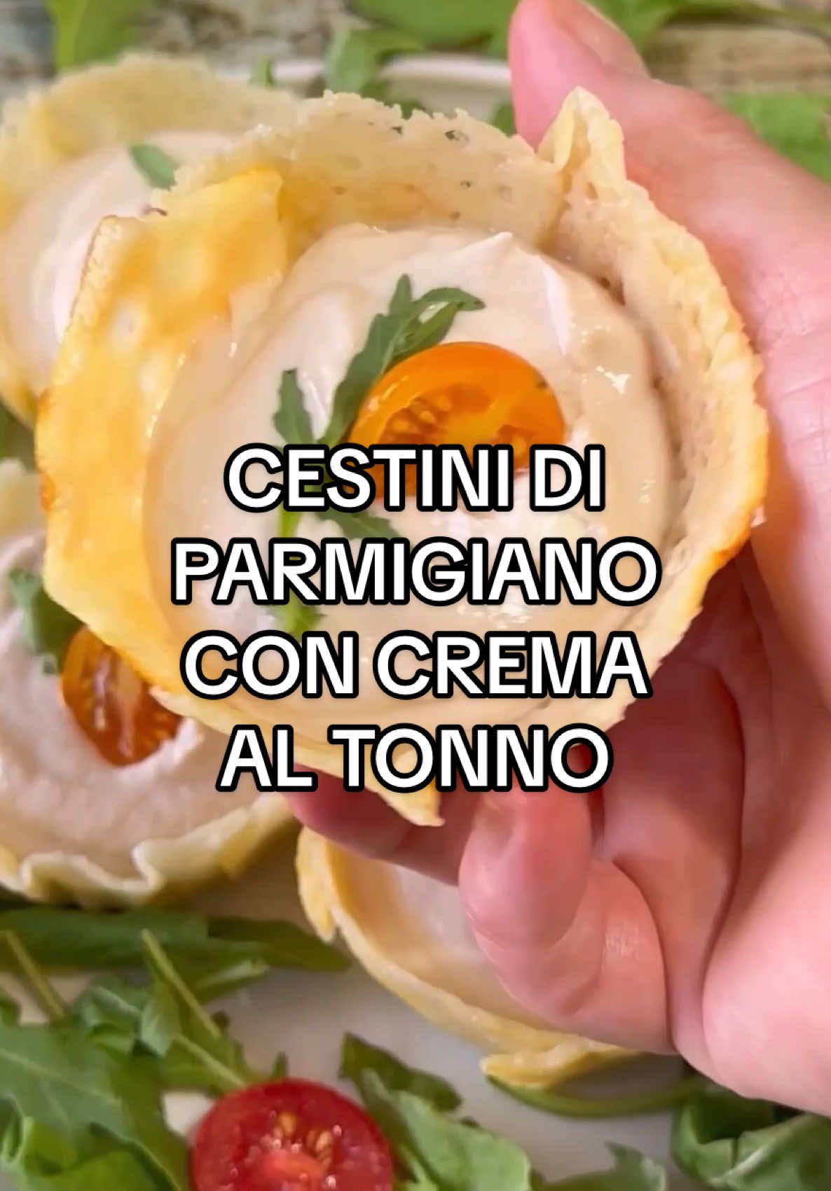 L’antipasto perfetto da portare a tavola a Natale, sono i cestini di parmigiano con crema al tonno Ingredienti 150 g parmigiano 350 g tonno sott’olio 250 g formaggio spalmabile sale (1 pizzico) pepe (1 pizzico) 10 g Pecorino Romano DOP (per la mousse) 2 acciughe sott’olio 1/2 limone (succo e scorza grattugiata) pomodorini (tagliati, per decorare) rucola (una manciata, per decorare) Ritagliare sei quadrati di carta forno e mettere sopra un paio di cucchiai di formaggio per ciascun quadrato, da mettere nel microonde per 30 secondi secondi a 1000 W, oppure in padella per circa un minuto, fino a quando il formaggio si sarà fuso, poi capovolgere su un bicchiere per dare la forma e lasciare che raffreddino. Preparare la crema frullando il tonno con il resto degli ingredienti, puoi farcire i cestini di parmigiano e completare con qualche Pomodorino e foglia di rucola o basilico. ##cestinidiparmigiano##crematonnata##rossellainpadella##cucinaitaliana