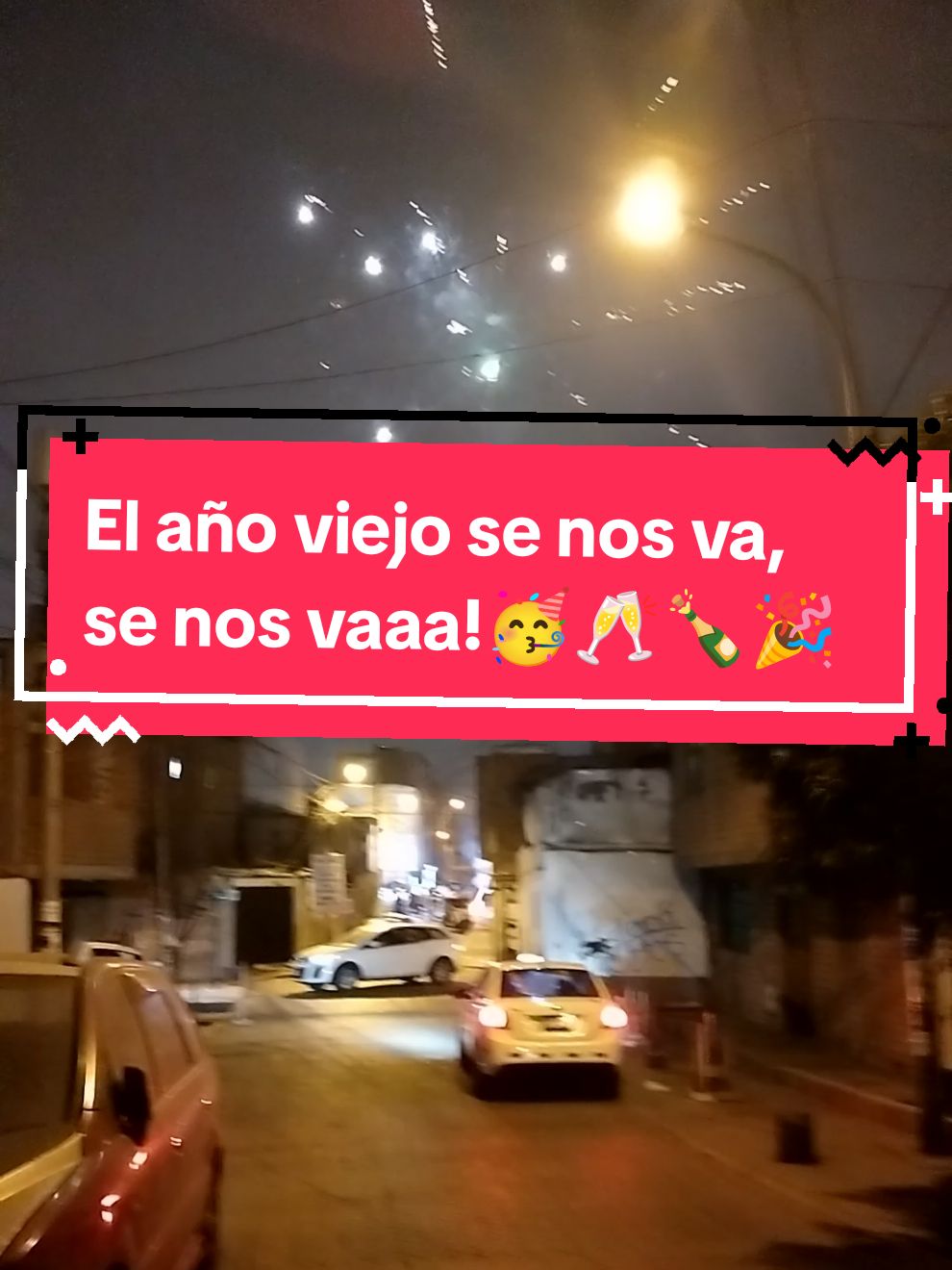 El año viejo se nos va,se nos vaaa... 🎵🎶🎼🎤🥳😅🥂🍾 #elañoviejosenosva #lima #limaperu #humortiktok  #parati 