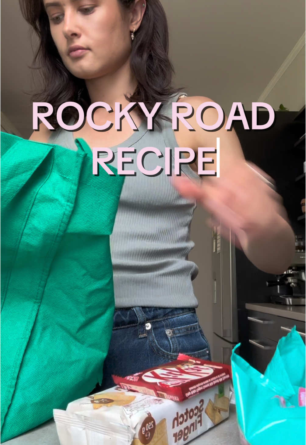 ROCKY ROAD RECIPE! I love making this because it takes NO skill whatsoever #rockyroad #rockyroadrecipe #easyrockyroad 