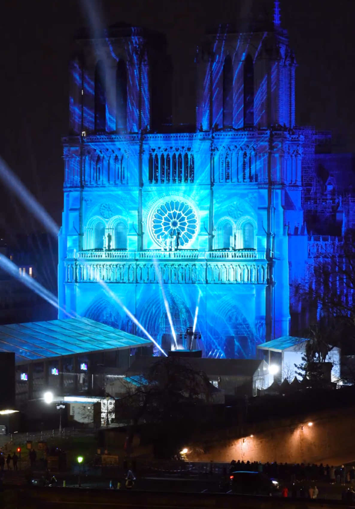 Cérémonie de réouverture de Notre-Dame de Paris avec le show son et lumière de Michael Canitrot #paris #parismaville #parisjetaime #notredame #notredamedeparis #cathedral 