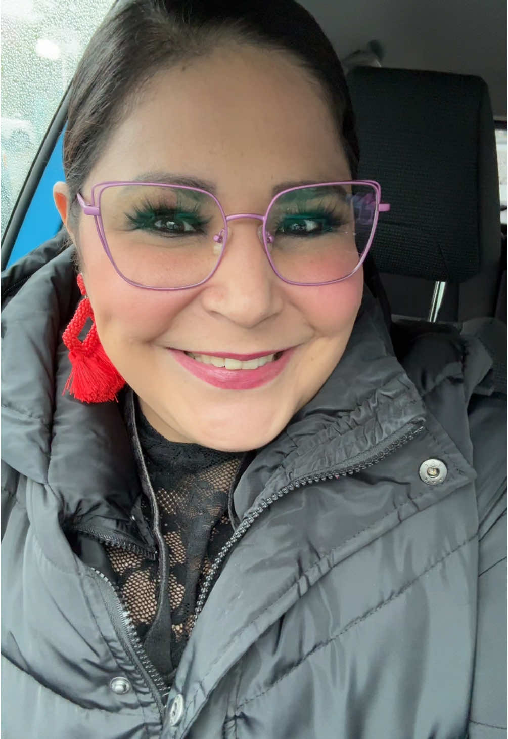 Happy Saturday, amigos ❤️❤️ Stay safe, warm, kind, and patient out there!!! #holiday #giglife #MentalHealth #mentalhealthmatters #positivemessage #glasses #makeuplook #latina #sanantonio #puffyjacket @MoxieLash✨ Dolly Lashes and Perfx foundation serum ✨