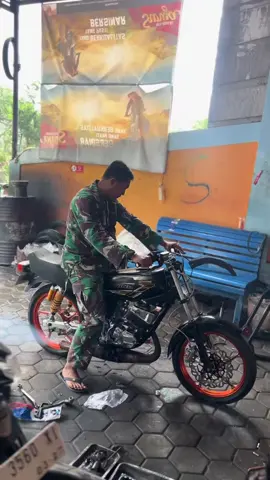 TNI ae dolanan RX king mosok awkmu ora 🚀💨#tniindonesia🇮🇩 #rxking #beyankerok_135cc #rxkingstayleebyankerok #2stroke #4upage #fyppp #masukberanda 