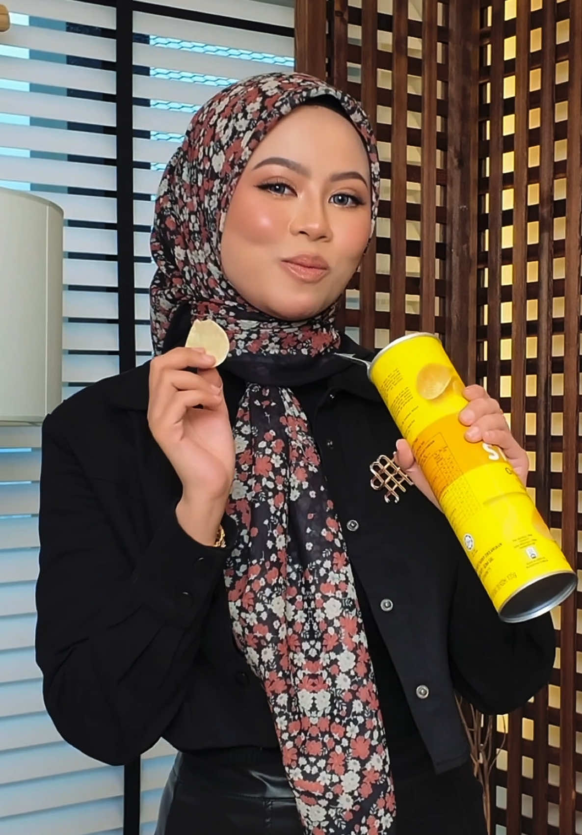 TOMA ni sangat cantik kalau pakai dengan outfit full black🖤 corak bunga brick tu pop the outfit terus🍁 . Lapar pulak tengok @Farah Deluna makan ni😬 #moonandstellascarves #moonandstella #tudungmoonandstella #earthymoonandstella #earthy #comingsoon #tudungbawal #bawalmoonandstella #moonandstellabawal #bawalprinted #bawalcottonvoile 