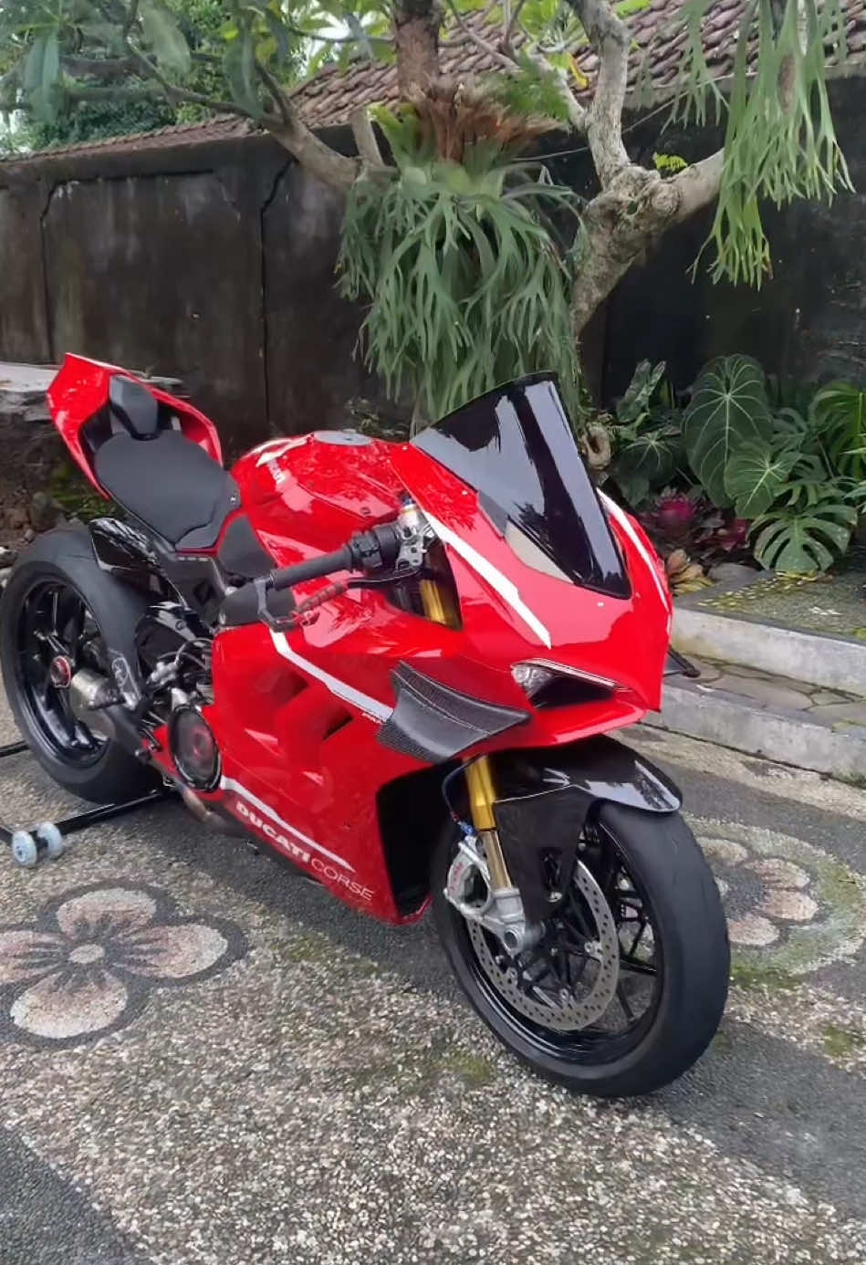 Bismillah Forsale Ducati Panigale V4S 2020 Full Acc - Ohlins series - paint red glossy - Exhaust Akrapovic full system original  - PUIG windcreen  - mirror cap  - Proguard lightech - Evotech radiator guard - Clear clucth - Tankpad R&G - Footstep lightech - Slang rem hell - Gear set AEM factory - Tail tidy DNA  - And many more Spesifikasi:  - Engine liquid cooled 1.103cc, - Desmosedici Stradale 90’ V4 engine - TFT spedometer  - LED all lighting - Ohlins front susp electronic - Ohlins rear susp electronic - Ohlins stering dummper - Brakes Brembo radial monoblock  - Quicshifter  - ODO 3rb miles on going (low  miles)  - Kunci ada 2 manual book - Good condition, dan tentunya siap gass 📲 081217110988 #aufagarage #ducati #panigalev4s 