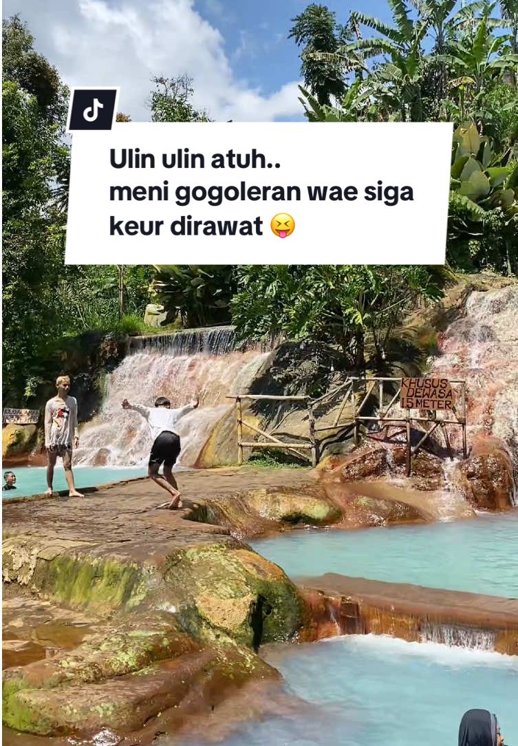 hayu ah! liburan atuh sakali kali mah😝 📌Info Wisata: 📍Alamat: Curug Cipanas Nagrak, Lembang, Bandung Barat. Jawa Barat. ⏰Operasional 24 jam nonstop ➡️ Harga Tiket Masuk Wisata Biasa: •HTM Pagi 30rb •HTM Malam 35rb (berlaku pada pukul 17.00-5.00 WIB) ➡️ Harga Tiket Masuk Menginap: •HTM 35rb*promo (mulai pukul 15.00-11.00/09.00 WIB) & (belum termasuk tenda dll.) 📎Note Tiket Masuk Wisata: •Tiket Masuk <FREE berendam di seluruh kolam> •Anak dengan tinggi badan di bawah 1 meter <gratis> •Rombongan mulai dari 50 orang ke atas <potongan 10%> ✨Wahana Baru “SKY VIEW” Tarifnya RP30.000/org✨ [BOOKING CAMPING] ➡️ Melalui DM atau  Hubungi admin Curug Cipanas WA 082126140278 yang mau cek pricelistnya dulu, boleh DM aja ya😉 #wisataairterjun #wisatamurahbandung #wisataalambandung #permandianairpanas #curugcipanasnagrak #explorebandung #wisataairterjun #camping #healing #healingtrip #solotrip #travelingtheworld #camp #campingindonesia #familycamp #couplecamping #campingactivities #wisatajawabarat #berendam #onsen #glamping #glampinglife #glampingmurah #glampingbandung #destinasi #destinasiwisata 