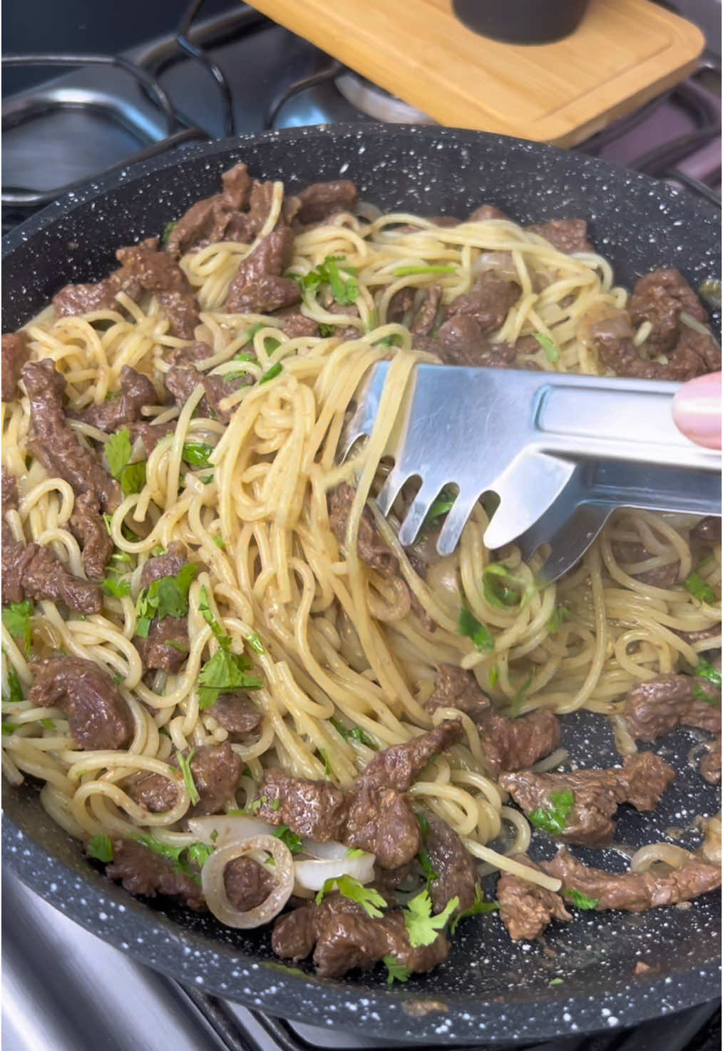 Macarrão na manteiga com iscas de carne, prático, fácil, rápido e delicioso para aqueles dias corridos! Ingredientes ; 300gn de macarrão cozido 500gn de iscas de carne (Utilizei bife de alcatra)  1 cebola média em anéis Coentro a gosto 2 colheres generosas de manteiga Azeite Alho Sal Pimenta do reino  Páprica defumada Modo de preparo: no vídeo ♥️🙋🏼‍♀️ . . . . . . . . . #lar #asmr #blogueiradolar #donadecasa #gratidão #vizinhasdolar #comidacaseira #almoço #comidasimples #receitas #asmrfood #bomdia #almoçodehoje #cozinhecomigo #reelsviral #receitasfaceis #receitasfit #macarrao 